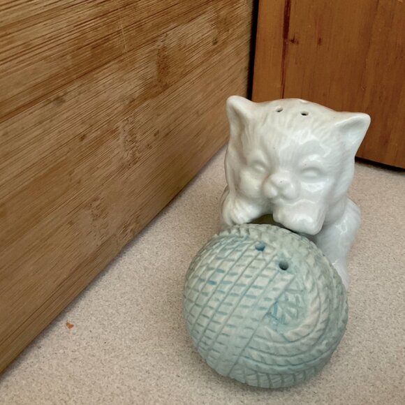 Cat & Yarn | Salt & Pepper | Adorable Kitsch Kitty Set of Kitchenware - Picture 6 of 11